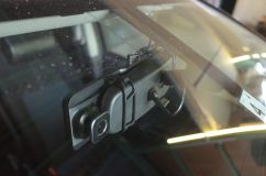 ノートのミラー型リアモニター取り付け この手の商品は左ハンドル車用に開発されたものが多いので、必ず右ハンドル仕様になっているものを購入することをお勧めします。