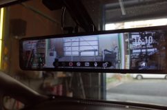 ノートのミラー型リアモニター取り付け リアカメラの視野角も問題なさそうです。カメラはAHDタイプを推奨します。AHDはAnalog High Definitionの略で、アナログ配線でハイビジョン画質の監視が可能というものです。主に防犯カメラの世界で使われている規格だそうです。