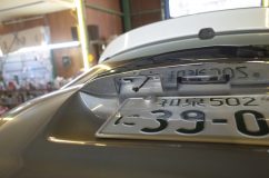  2本線を短絡させるスイッチなら何でも良いですが、場所的に防水性が高いほうが良いです。 