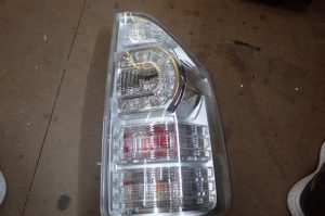 ７０VOXYテールランプの修理作業