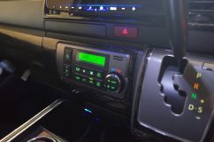200系6型ハイエースのパネル類LED打ち替え(ホワイト化) ボンネット問題によってなかなかフルモデルチェンジできないことから、マイナーチェンジ6回目でも相変わらずパネル類は緑色のままです。