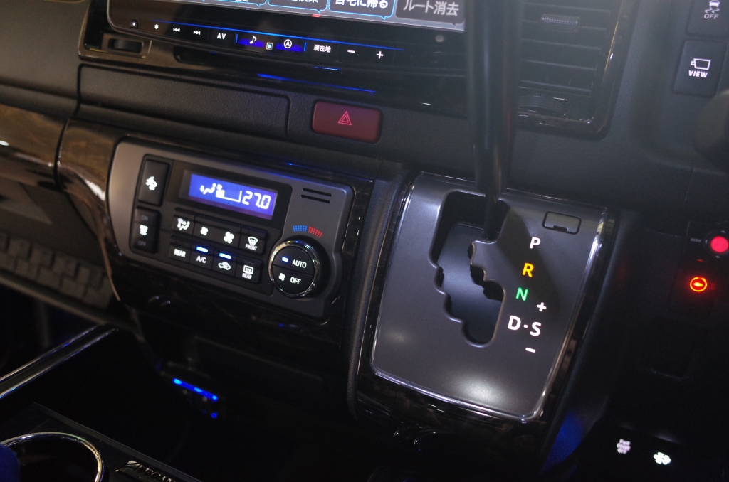 200系6型ハイエースのパネル類LED打ち替え（ホワイト化） - トレード