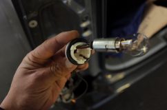  ベースを外してみると、胴体側は密着させているだけです。このまま調整だけだと再発するので 