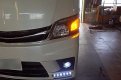 ハイエース外品ヘッドライトのポジションランプ車検対応 もちろんウィンカー時はアンバーに色が変わります。