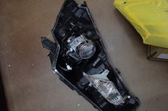 プリウスアルファのサイドマーカー&反射板アンバー塗装 早速ヘッドライトを殻割り。こちらのヘッドライトは接着剤方式なので、カッティングで殻割りします。噂ではこの接着方式のヘッドライトを切らずに殻割りする方法があるらしい……。まだまだ修行が足りません。