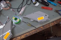 プリウスアルファのサイドマーカー&反射板アンバー塗装 まずポジションランプを仕込みます。今回はSMDパネルを採用。明るさはそれほど必要ないので、かなり低ロードさせます。