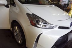 プリウスアルファのサイドマーカー&反射板アンバー塗装 そしていきなり完成写真です。新しい車に柿色のアクセントは良いですね。
