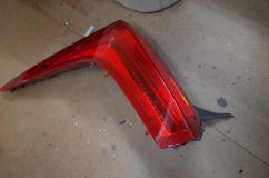 キャデラック XLR のテールランプ 日本仕様改善 こちらが届いたテールランプです。でかい!