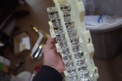 キャデラック XLR のテールランプ 日本仕様改善 殻割りしてLEDを取り出しました。LEDをアンバーに交換します。使うLEDは特定の波長のものを使います。そうすることでレッドテールでもちゃんとオレンジ色に発光します。