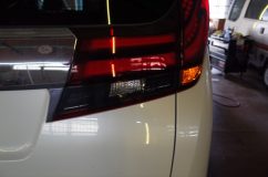 30前期アルファードのシーケンシャルウィンカー施工 テールはバックランプの部分に大胆にウィンカーを仕込みます。