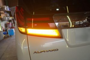 ３０前期アルファードのシーケンシャルウィンカー施工
