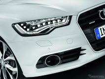 AUDIのヘッドライト修理 確かに、これほど複雑な構造のヘッドライトは、今まで経験したことがないほど様々なものが入り組んでいました。