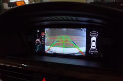 BMW アンドロイドモニター(ナビ)取り付け iDrive CCC この年式の車両はリアカメラが搭載されていない車両が多いので、この機能は何気にありがたいです。カメラはNTSCはもちろん、非常に高画質なAHDにも対応しているので、画質は問題ありません。