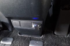  これからは2列目シートにUSBは必須ですね。 