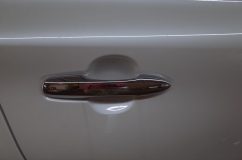 80ハリアーのエントリーライト施工 高級車の標準装備とも言えるアウターハンドルイルミネーション(エントリーライト)を施工します。まずはドアハンドルを取り外します。
