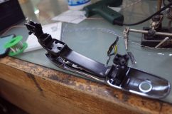 80ハリアーのエントリーライト施工 取り外したハンドルを分解し、加工準備を行います。