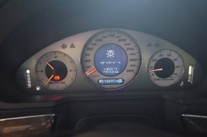 W211 Mercedesのスピードメーターバックライト修理