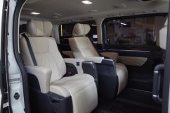 グランエースのウィンカーLED交換 さすがの車幅に後部座席2列は非常に広く感じられ、VIPの送迎などにはもってこいですね。ただアルファードに比べるとフロアの高さが少し気になります。乗り降りの際には結構よいしょと登るイメージです。