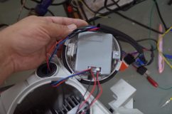 カスタムハイエースのヘッドライト修理 症状を聞くとLEDドライバーが怪しいということで調査しました。