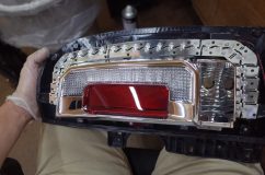  殻割りしたところ、LEDには問題がありませんでしたが、スチール製の電極板が破断していました。振動が原因と考えられます。 