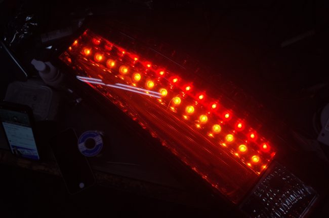 アメ車 エスカレードのテールランプ日本仕様改善 - トレードゲート