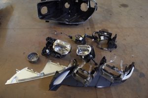 BMWのヘッドライト内部移植作業