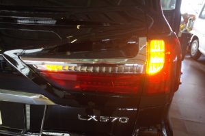 ランドクルーザーのテールランプシーケンシャルウィンカーの修理