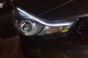 プリウスアルファのアイライン取り付け施工