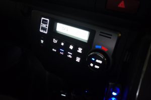 ハイエースのエアコンパネル他スイッチ類のLED打ち換え（ホワイト化）