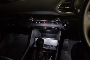 MAZDA３のフットランプとコンソールイルミを施工させていただきました。