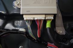 複数の配線コネクタが接続された電動アクチュエーター、赤・黒・緑などのコード配線