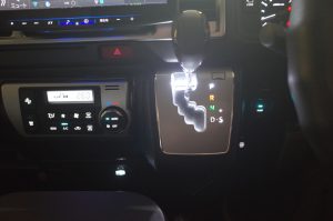 ハイエースの室内パネル類の照明LEDを白色に変更しました。