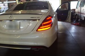 W222メルセデスベンツのテールランプ修理