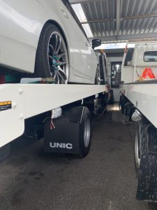 出張作業！自動車用積載車トラックのサイドマーカー取り付け