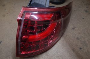 エスティマ用バレンティ製テールランプ修理