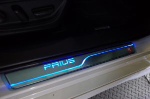 ５２型プリウスPHVの北米仕様スカッフプレート取り付け