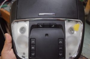 クライスラー ３００Cの室内灯ユニット修理
