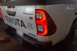 TMT HILUXサーフのテールランプ交換とミラーウィンカー交換