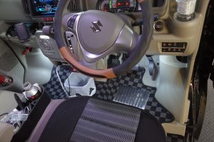 DA17 エブリィのエアコンパネル色替えとフットランプイルミ取り付け