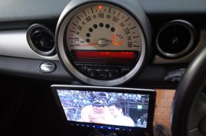 R56ミニクーパのフローティングナビ取り付け