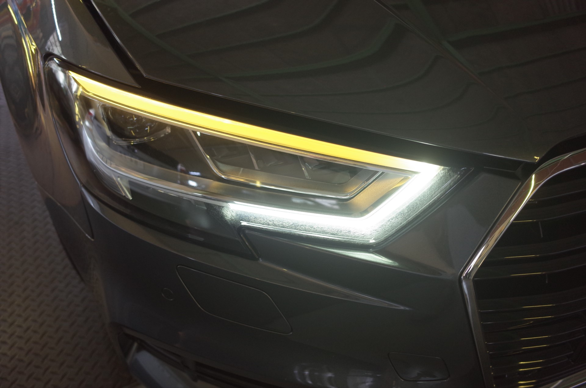 AUDI A3のヘッドライト修理（デイライト＆レンズ）交換 - トレード