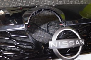 NISSAN ノートの光るエンブレム取り付け