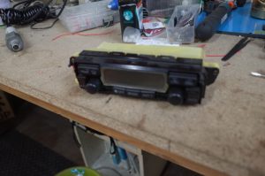 N180系ハイラックスサーフのエアコンパネル修理
