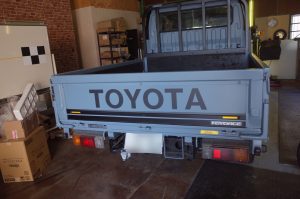 トヨエースのTOYOTAロゴステッカー取り付け