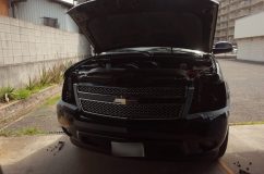 シボレータホのヘッドライト日本仕様改善 アメ車はバンパーの脱着が不要で、スムーズに作業が進められます。