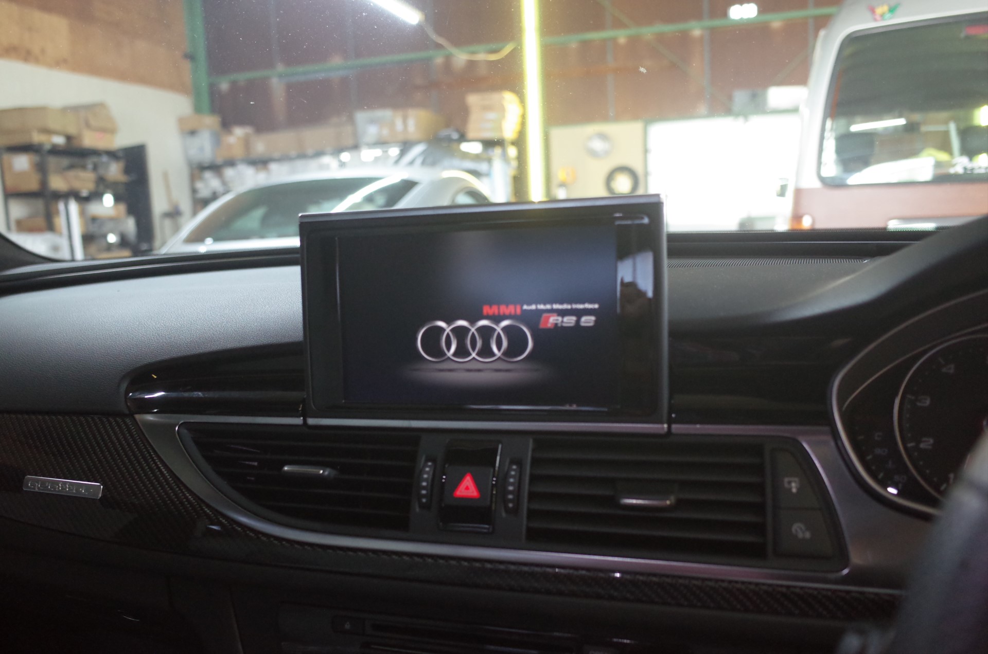 AUDI RS6のモニター修理作業