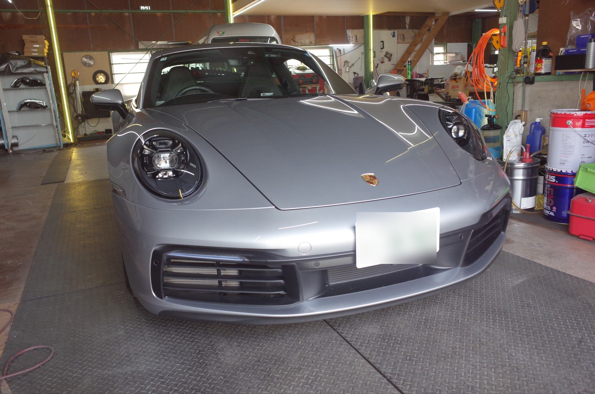 992ポルシェ テールランプ取り外し作業の様子
