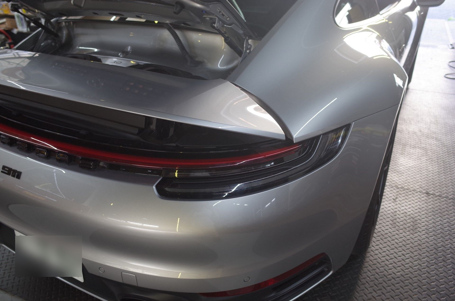 再取り付け後の992ポルシェ テールランプ点灯確認