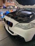 BMW 5シリーズF10後期の正面外観、ショールームで全体を捉えた写真