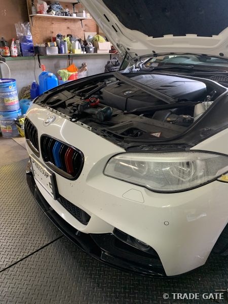 BMW 5シリーズF10後期の正面外観、ショールームで全体を捉えた写真